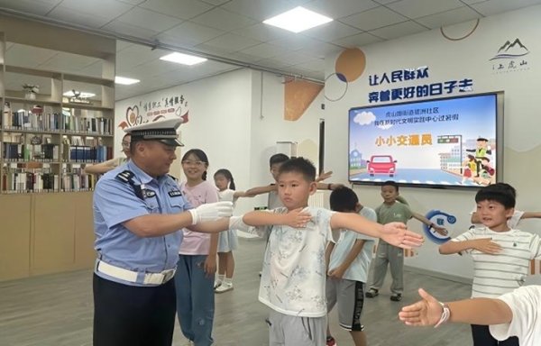 荣利通 课堂学交规，路上更安全——青岛市李沧区交警护航暑假安全