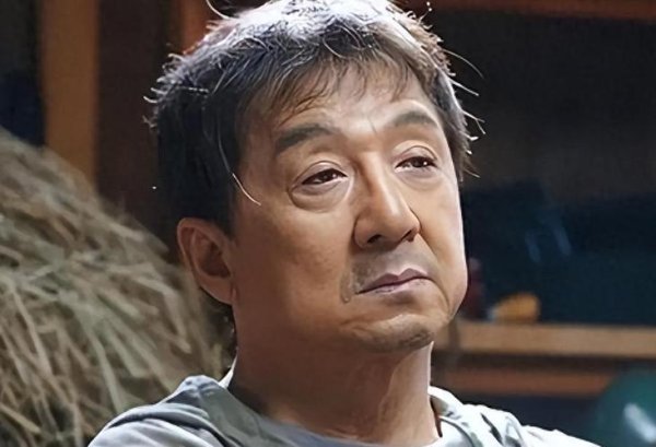 顺应网 71岁成龙满头白发：儿子不成材女儿在外流浪，25亿身家捐一半